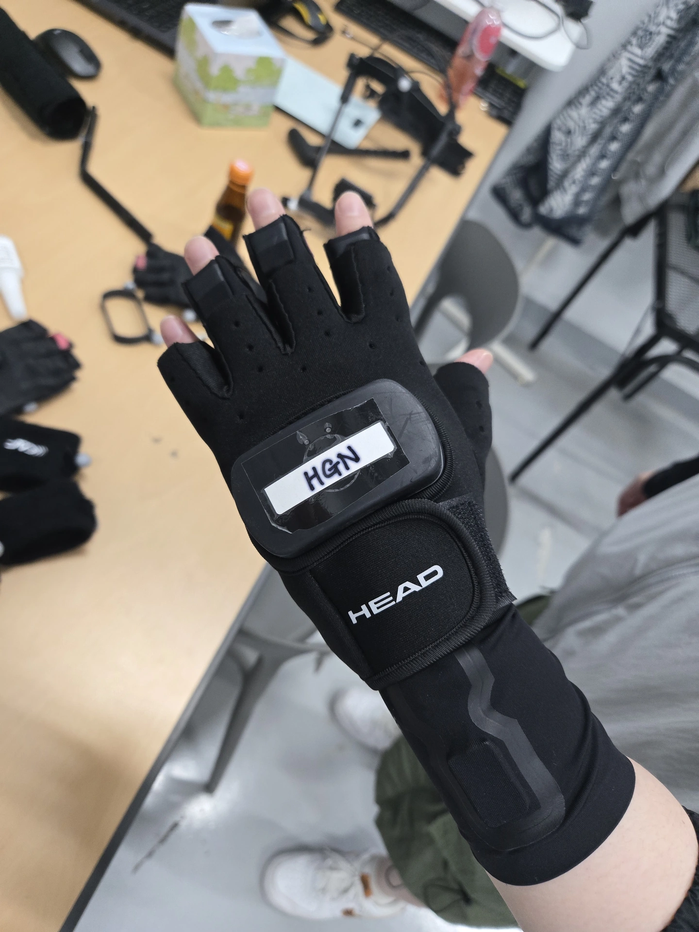 Newton–Motive Bridge 장갑 착용 자료 2